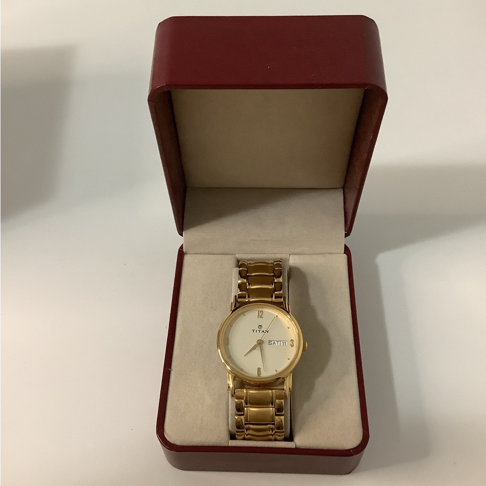 OLD TITAN KARISHMA QUARTZ ANALOG with DAY & DATE WATCH.. ⌚️